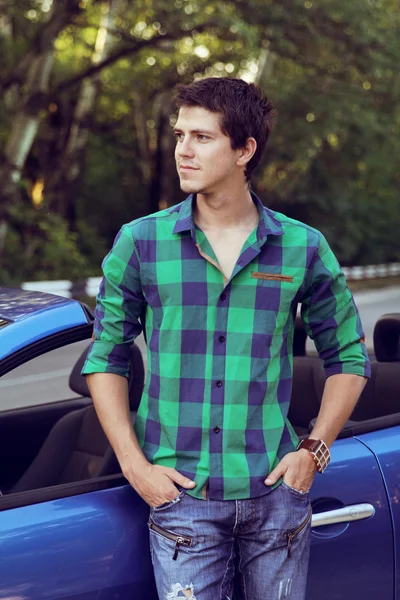 Handsome man with casual clothes posing near his car, outdoors p — Stock Photo, Image