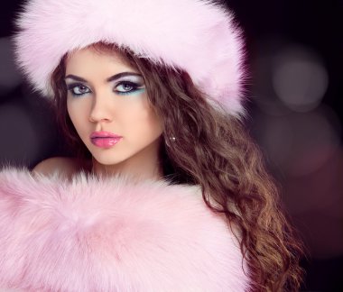 içinde moda şapka ve kürk palto giyen kadın portresi.