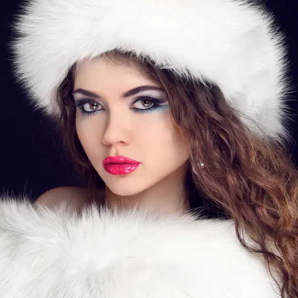 Moda de piel. Hermosa chica con sombrero peludo. Retrato de mujer de invierno — Foto de Stock