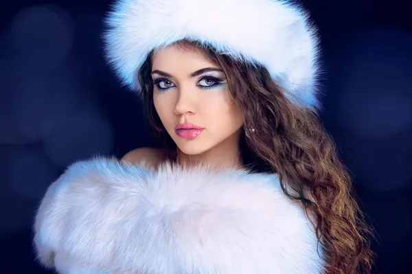 Beautiful Girl in Fur Coat and Furry Hat. Fashion Model. Winter — Stock Photo, Image