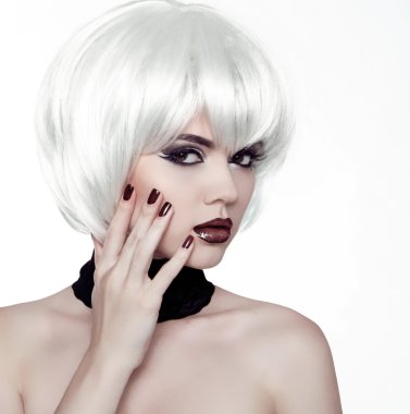 moda stil kadın. Beyaz kısa saçlı güzellik kadın portresi