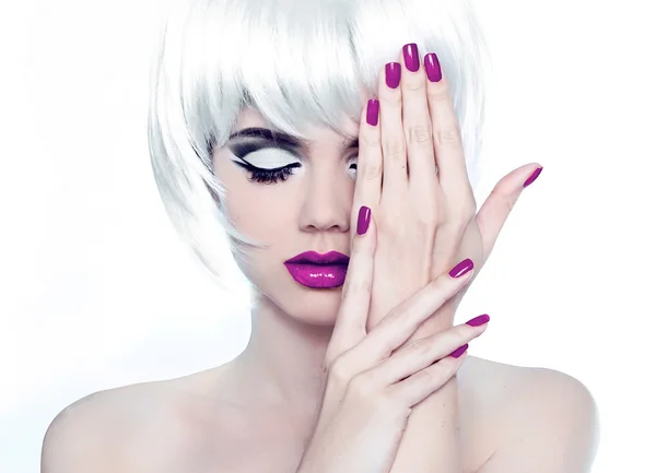 Makeup and Manicured polish nails. Fashion Style Beauty Woman Po — Stock Photo, Image