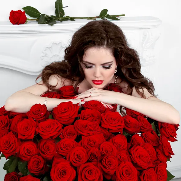 Young beautiful woman leaning on the red roses bouquet. Valentin — Stock Photo, Image