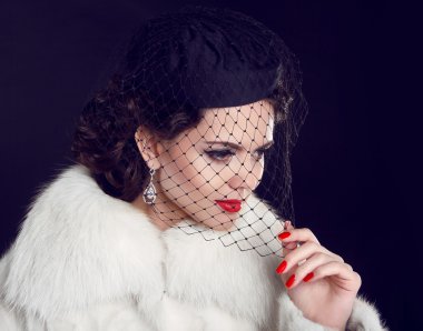 Retro bir bayan. lüks kürk paltolu güzel bir kadın. Ben moda model