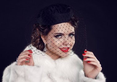 Retro Bayan şapka ile. lüks kürk paltolu güzel bir kadın. fashio