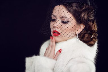 Retro bir kadın. moda model kız portre. siyah bac izole