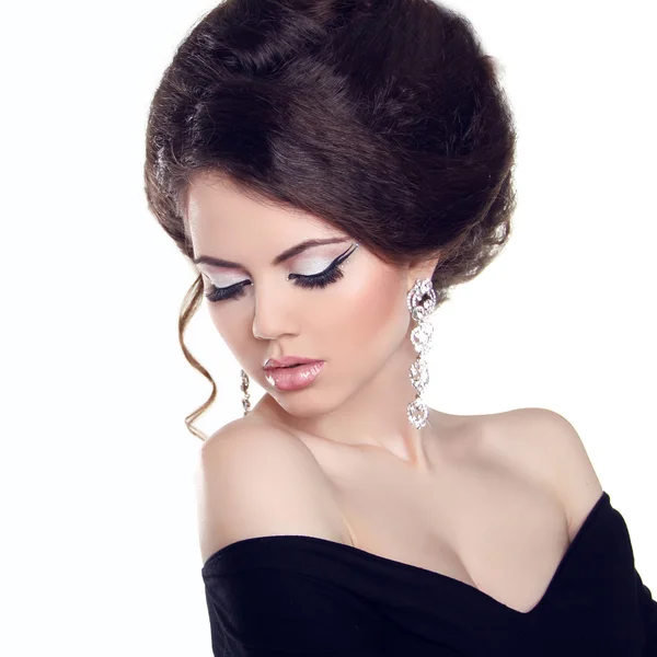 Vacker kvinna med smink och frisyr. smycken och skönhet. — Stockfoto