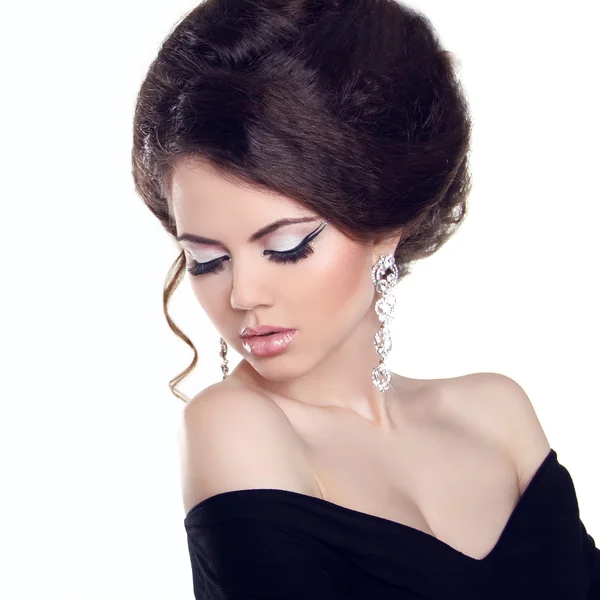 Hermosa mujer con maquillaje y peinado. Joyería y Belleza . — Foto de Stock