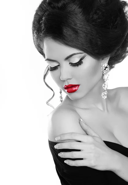 Hermosa mujer con maquillaje brillante. Joyería y Belleza. Moda — Foto de Stock