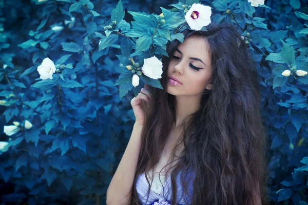 Fairytale portrait of Beautiful brunette girl enjoying the fresh — Stock Photo, Image