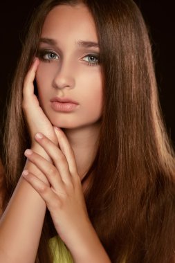 uzun saçlı. güzellik kadın sağlıklı kahverengi saçlı. model esmer