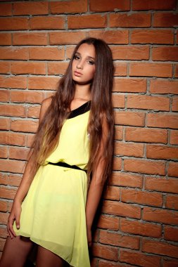 moda portre tuğla duvara yaslanmış güzel kadın modeli