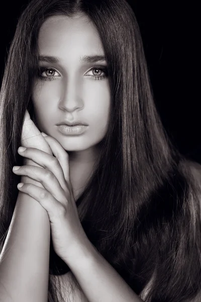 有魅力的女人，美丽的眼睛，黑色的时尚肖像 — 图库照片