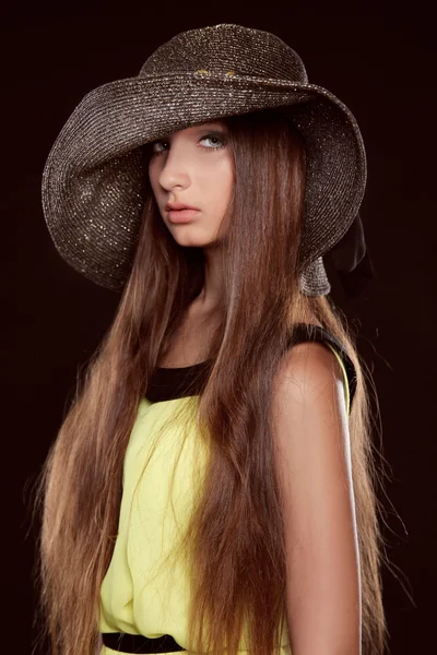 Retrato de moda de bela mulher posando em chapéu isolado no bl — Fotografia de Stock