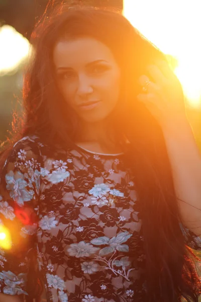 Diversão, mulher feliz livre desfrutando do pôr do sol. Linda morena — Fotografia de Stock