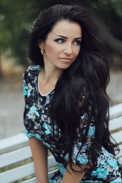 Hermosa chica morena. Cabello largo saludable. Retrato al aire libre. B) — Foto de Stock