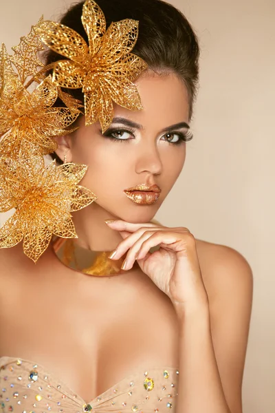 Beautiful Girl With Golden Flowers. Beauty Model Woman Face. Per — Stock Photo, Image