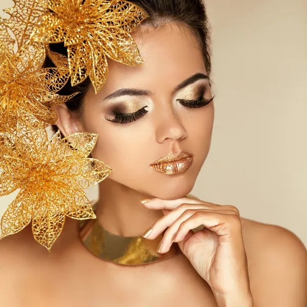 Maquillage des yeux. Belle fille avec des fleurs dorées. Modèle de beauté Wom — Photo