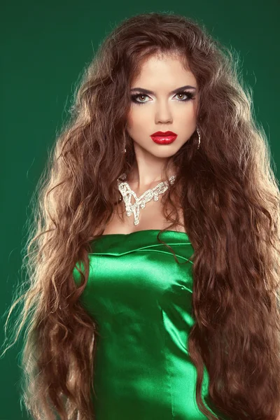 Capelli. Bella donna bruna sexy. Capelli castani lunghi e sani. Sii — Foto Stock