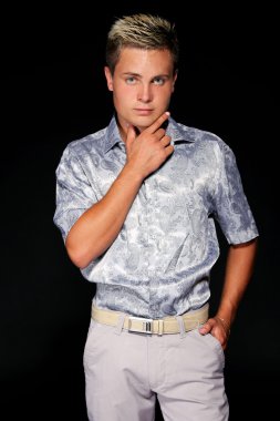 siyah üzerine izole zarif genç yakışıklı adam. Studio moda por