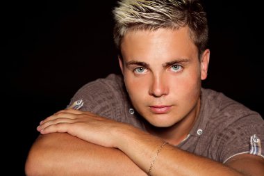 Zarif genç yakışıklı adam. Stüdyo moda portresi.