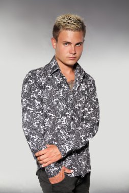 Zarif genç yakışıklı adam. Stüdyo moda portresi.