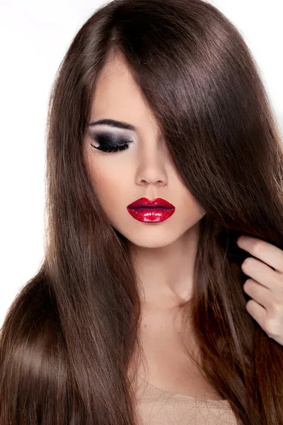 Mooie brunette meisje met gezonde lang haar en rode lippen. FA — Stockfoto