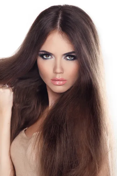 Hermosa mujer con cabello castaño largo. Retrato de primer plano de una mancha — Foto de Stock