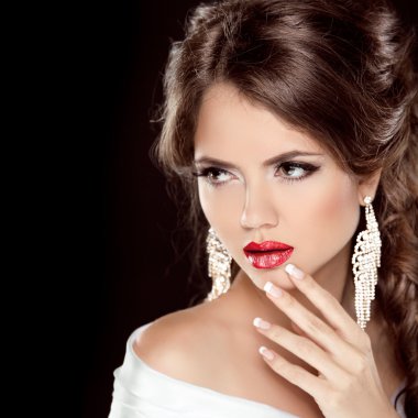lüks moda kız ve takı. makyaj. saç modeli. zarif