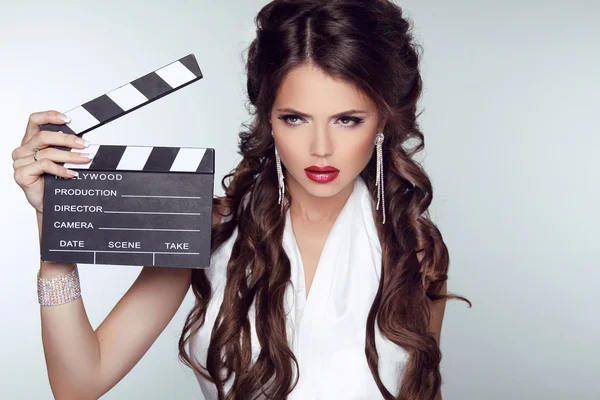 Mode vrouw met sexy rode lippen bioscoop klap houden. Super star — Stockfoto