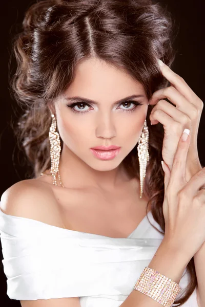 Schoonheid bruid. mooie elegante brunette meisje, fashion model pos — Stockfoto