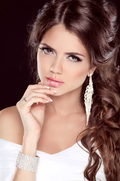 Schoonheid bruid. mooie brunette vrouw. kapsel. make-up. — Stockfoto