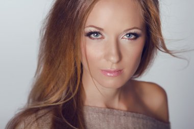 güzel, sarışın bir kadın. uzun kahverengi saçlı. moda model de poz