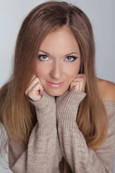 Primer plano retrato de belleza de una joven sonriente con maquillaje y —  Fotos de Stock