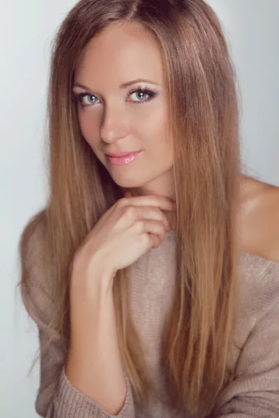 Blond Girl. Beautiful woman with long straight hair. Fashion mod — Stock Photo, Image