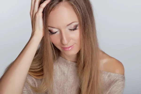 Chica rubia. Hermosa mujer con cabello largo y liso. Moda mod —  Fotos de Stock