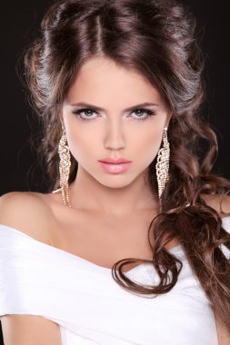 Güzellik moda kız modeli. bakıyorum. seksi esmer kadın zengin ile