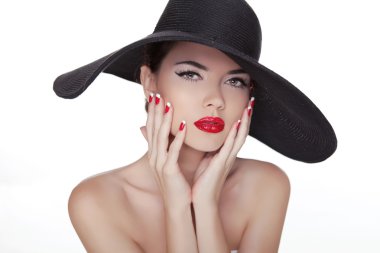 Güzellik moda stil moda model kız siyah şapka. manikürlü na