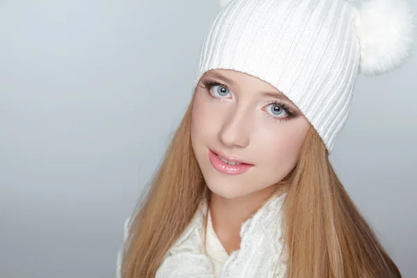Πορτρέτο του όμορφη νεαρή κοπέλα φορώντας χειμώνα ρούχα στούντιο — Φωτογραφία Αρχείου