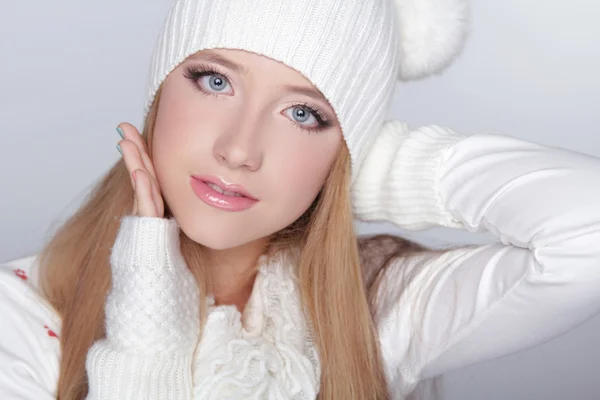 Menina adolescente bonita vestindo roupas de inverno e chapéu branco engraçado . — Fotografia de Stock