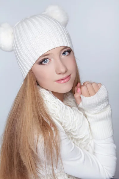 Ritratto di bella ragazza che indossa lo studio di abbigliamento invernale — Foto Stock