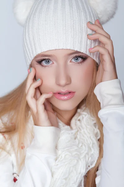 Портрет красивой молодой девушки в студии зимней одежды — стоковое фото