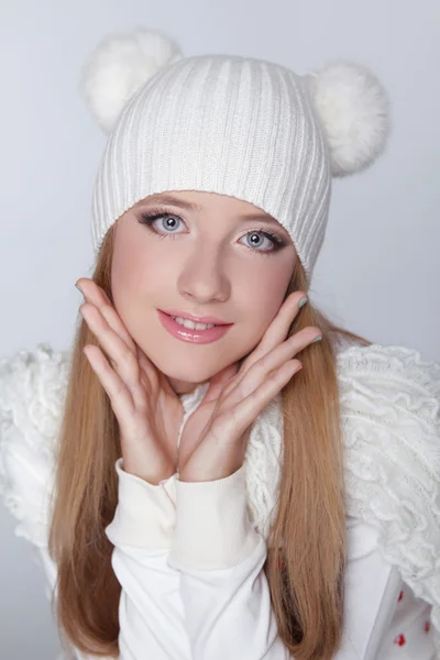 재미 있는 흰 모자 겨울 옷을 입고 아름 다운 십 대 소녀. — 스톡 사진