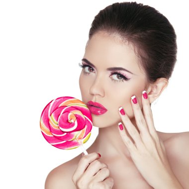 Güzellik kız portre renkli lolipop tutan. moda makyaj.