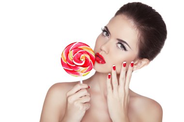 moda makyaj. Güzellik kız portre renkli lolipop tutan.