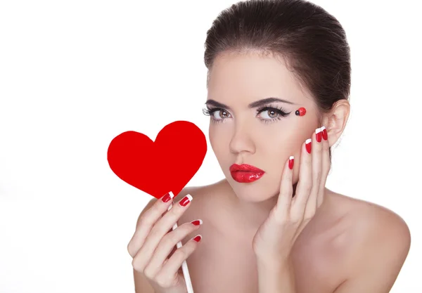 Hermosa mujer con glamour brillante maquillaje celebración de corazón rojo iso — Foto de Stock