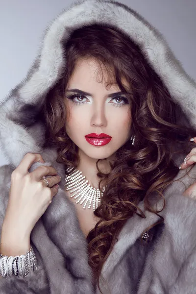 Moda menina modelo sexy com lábios vermelhos posando em Mink Fur Coat. W — Fotografia de Stock