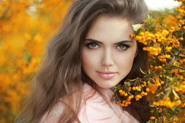 Outono adolescente Menina Retrato. bela jovem mulher sobre amarelo lea — Fotografia de Stock