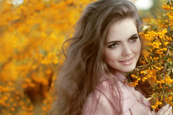 Autumn Girl Portrait. Mujer sonriente feliz sobre hojas amarillas en — Foto de Stock