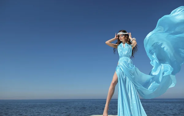 Luxusleben. Mode-Modell Mädchen mit wehendem Gewebe Kleid über b — Stockfoto